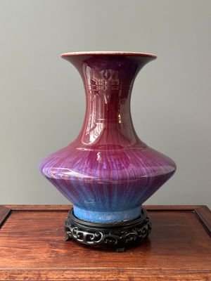 A Chinese flambé-glazed vase on a wooden stand, 19th C. — 照片 3