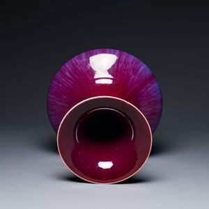 A Chinese flambé-glazed vase on a wooden stand, 19th C. — 照片 4