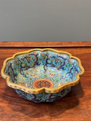 A Chinese flower-shaped cloisonné 'dragon' bowl, Qianlong — photo 2