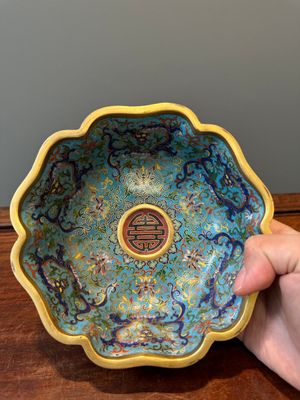 A Chinese flower-shaped cloisonné 'dragon' bowl, Qianlong — photo 3