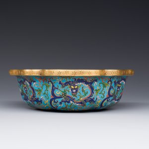 A Chinese flower-shaped cloisonné 'dragon' bowl, Qianlong — photo 3