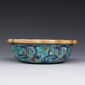 A Chinese flower-shaped cloisonné 'dragon' bowl, Qianlong — photo 4