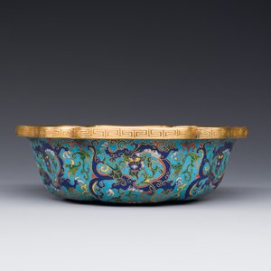 A Chinese flower-shaped cloisonné 'dragon' bowl, Qianlong — photo 5