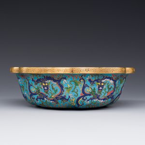 A Chinese flower-shaped cloisonné 'dragon' bowl, Qianlong — photo 6