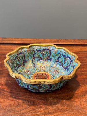 A Chinese flower-shaped cloisonné 'dragon' bowl, Qianlong — 照片 1