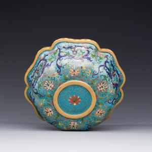 A Chinese flower-shaped cloisonné 'dragon' bowl, Qianlong — 照片 8