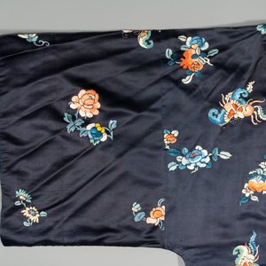A Chinese 'forbidden stitch' embroidered silk ladies robe with flowers and butterflies, 19th C. — 照片 4