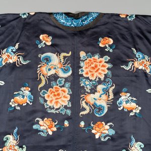 A Chinese 'forbidden stitch' embroidered silk ladies robe with flowers and butterflies, 19th C. — 照片 5