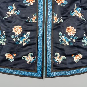 A Chinese 'forbidden stitch' embroidered silk ladies robe with flowers and butterflies, 19th C. — 照片 7