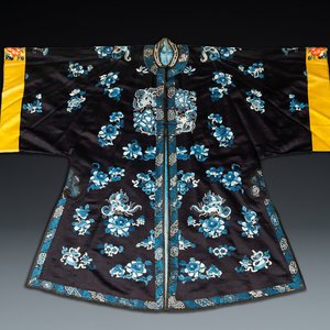 A Chinese 'forbidden stitch' embroidered silk ladies robe with flowers and butterflies, 19th C. — 照片 1