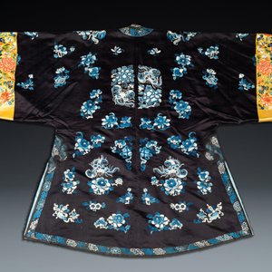 A Chinese 'forbidden stitch' embroidered silk ladies robe with flowers and butterflies, 19th C. — 照片 2