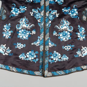 A Chinese 'forbidden stitch' embroidered silk ladies robe with flowers and butterflies, 19th C. — 照片 3