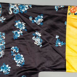 A Chinese 'forbidden stitch' embroidered silk ladies robe with flowers and butterflies, 19th C. — 照片 4