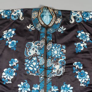 A Chinese 'forbidden stitch' embroidered silk ladies robe with flowers and butterflies, 19th C. — 照片 5