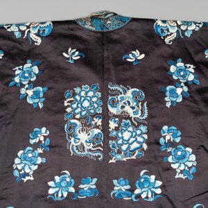 A Chinese 'forbidden stitch' embroidered silk ladies robe with flowers and butterflies, 19th C. — 照片 6