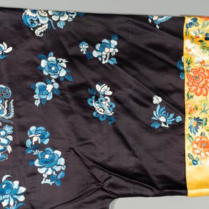 A Chinese 'forbidden stitch' embroidered silk ladies robe with flowers and butterflies, 19th C. — 照片 7