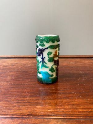 A Chinese four-coloured Peking glass brush pot, Qianlong — 照片 2