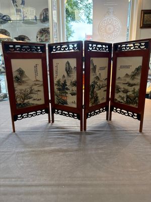 A Chinese four-fold wooden table screen with qianjian cai plaques, 20th C. — foto 1