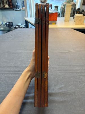 A Chinese four-fold wooden table screen with qianjian cai plaques, 20th C. — foto 12