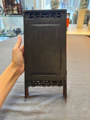 A Chinese four-fold wooden table screen with qianjian cai plaques, 20th C. — foto 10