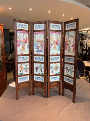A Chinese four-part folding screen with famille rose plaques, 19th C. — photo 1