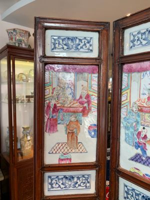 A Chinese four-part folding screen with famille rose plaques, 19th C. — photo 2