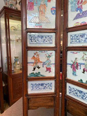 A Chinese four-part folding screen with famille rose plaques, 19th C. — photo 3