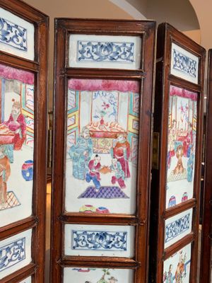 A Chinese four-part folding screen with famille rose plaques, 19th C. — photo 4