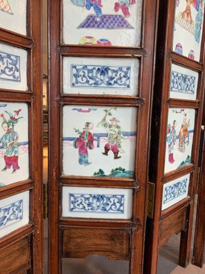 A Chinese four-part folding screen with famille rose plaques, 19th C. — photo 5