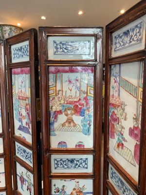 A Chinese four-part folding screen with famille rose plaques, 19th C. — photo 6