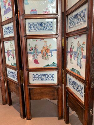 A Chinese four-part folding screen with famille rose plaques, 19th C. — photo 7