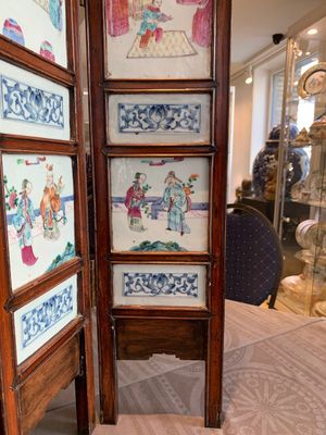 A Chinese four-part folding screen with famille rose plaques, 19th C. — photo 9