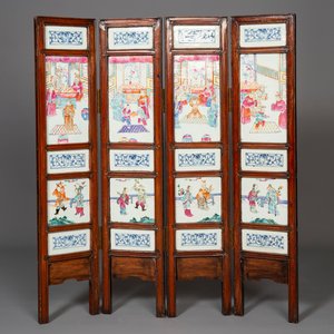 A Chinese four-part folding screen with famille rose plaques, 19th C. — photo 1