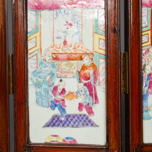 A Chinese four-part folding screen with famille rose plaques, 19th C. — photo 2