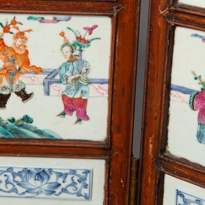 A Chinese four-part folding screen with famille rose plaques, 19th C. — photo 4