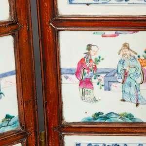 A Chinese four-part folding screen with famille rose plaques, 19th C. — photo 5