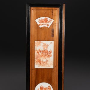 A Chinese four-part folding screen with iron-red-decorated porcelain plaques, 19/20th C. — photo 17
