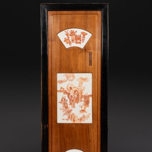 A Chinese four-part folding screen with iron-red-decorated porcelain plaques, 19/20th C. — photo 10