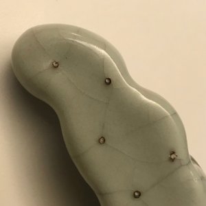 A Chinese ge-glazed brush rest, Qianlong mark, 19/20th C. — photo 11