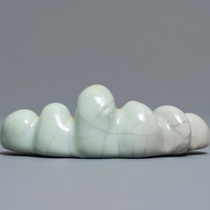 A Chinese ge-glazed brush rest, Qianlong mark, 19/20th C. — photo 5