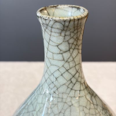 A Chinese ge-type bottle vase — photo 2