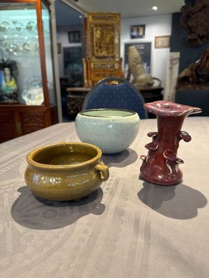 A Chinese Ge-type bowl, a lingzhi-shaped flambé-glazed vase and an olive-green-glazed censer, 19th C. — 照片 1