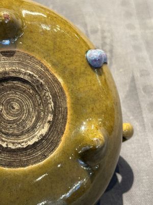 A Chinese Ge-type bowl, a lingzhi-shaped flambé-glazed vase and an olive-green-glazed censer, 19th C. — 照片 11