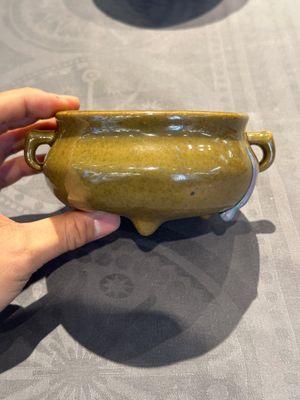A Chinese Ge-type bowl, a lingzhi-shaped flambé-glazed vase and an olive-green-glazed censer, 19th C. — 照片 4