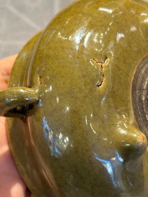 A Chinese Ge-type bowl, a lingzhi-shaped flambé-glazed vase and an olive-green-glazed censer, 19th C. — 照片 9