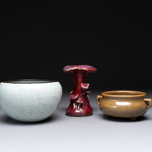 A Chinese Ge-type bowl, a lingzhi-shaped flambé-glazed vase and an olive-green-glazed censer, 19th C. — 照片 1