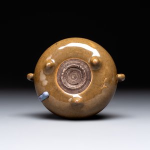 A Chinese Ge-type bowl, a lingzhi-shaped flambé-glazed vase and an olive-green-glazed censer, 19th C. — 照片 11