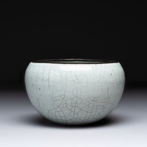 A Chinese Ge-type bowl, a lingzhi-shaped flambé-glazed vase and an olive-green-glazed censer, 19th C. — 照片 3