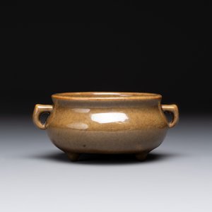 A Chinese Ge-type bowl, a lingzhi-shaped flambé-glazed vase and an olive-green-glazed censer, 19th C. — 照片 6