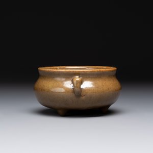 A Chinese Ge-type bowl, a lingzhi-shaped flambé-glazed vase and an olive-green-glazed censer, 19th C. — 照片 7